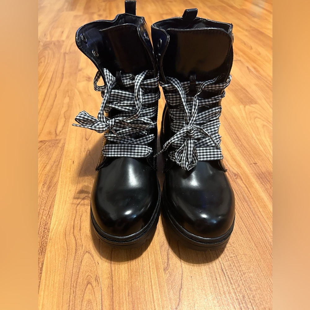 Boots - Picture 3 of 8